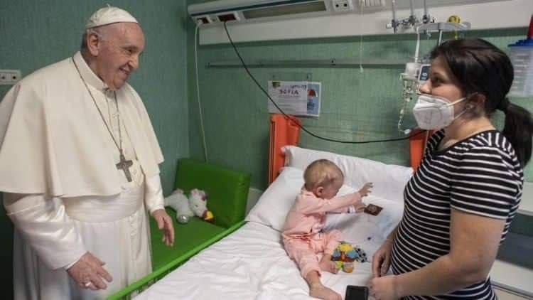 Папа Римский посетил украинских детей в педиатрической больнице Ватикана