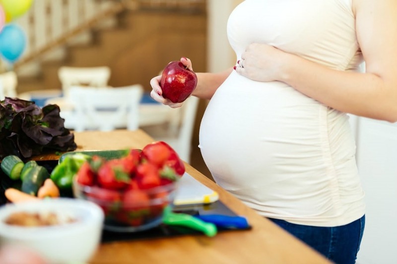 Корисні продукти для майбутніх мам: рекомендації щодо харчування на кожному триместрі вагітності
